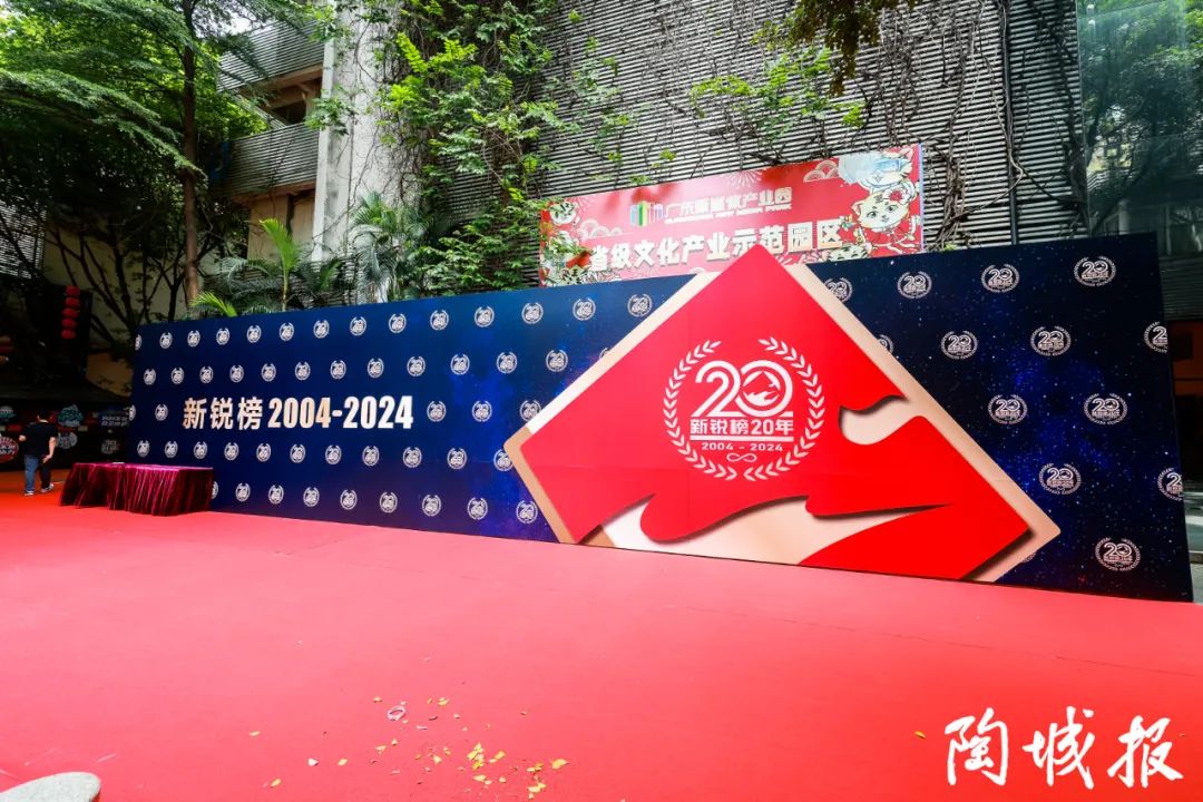 致敬经典 加冕创新 | 妖精视频网站瓷砖云脉石荣获新锐榜“设计师喜爱产品”奖！
